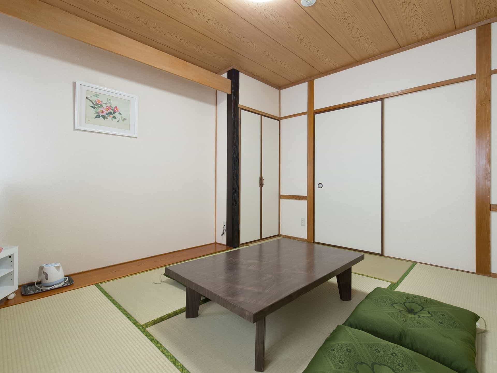 和室６畳１～３人部屋（共同シャワー・トイレ付）