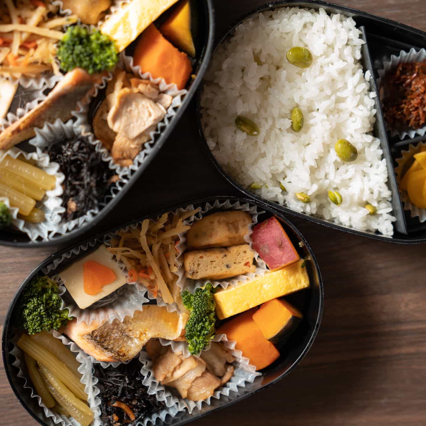 【朝食】京都を感じるおばんざいと、旬菜の炊き込みご飯を詰め合わせたお弁当朝食