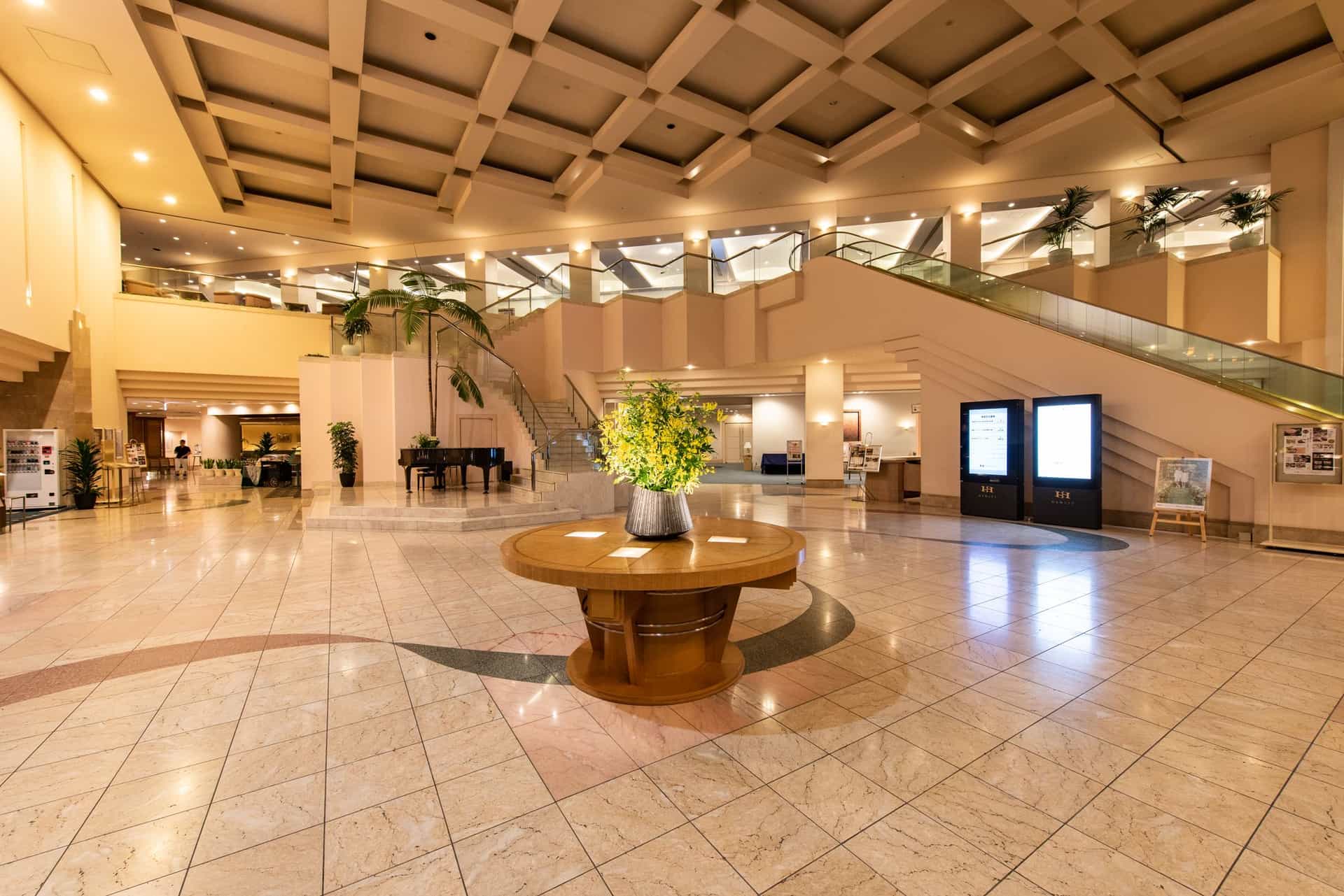 ロビー　～落ち着いた上質な時間をお過ごしいただけます。ビジネスユース、観光の拠点に是非ご利用くださいませ～