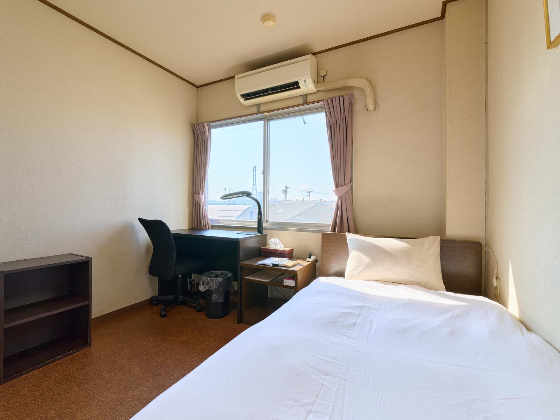 Single Room with Shared Bathroom - (Smoking)