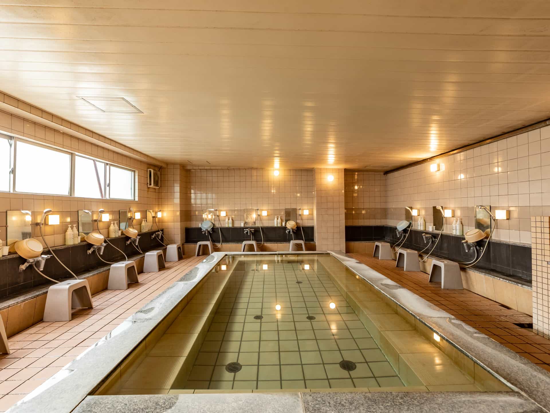 男性大浴場 広々とした大浴場でゆったり1日の疲れをいやしてください。