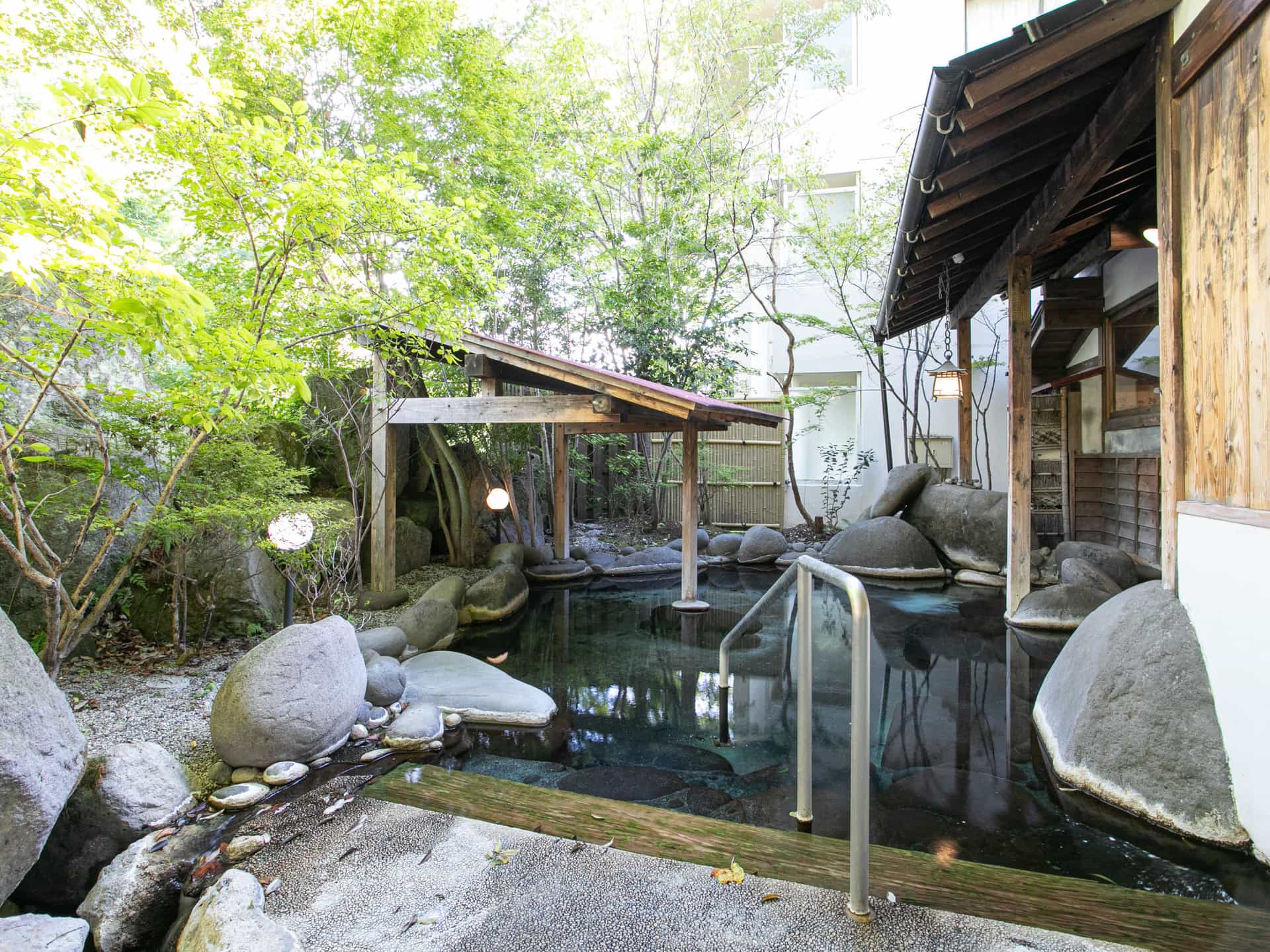 Large bathroom (men's bath)