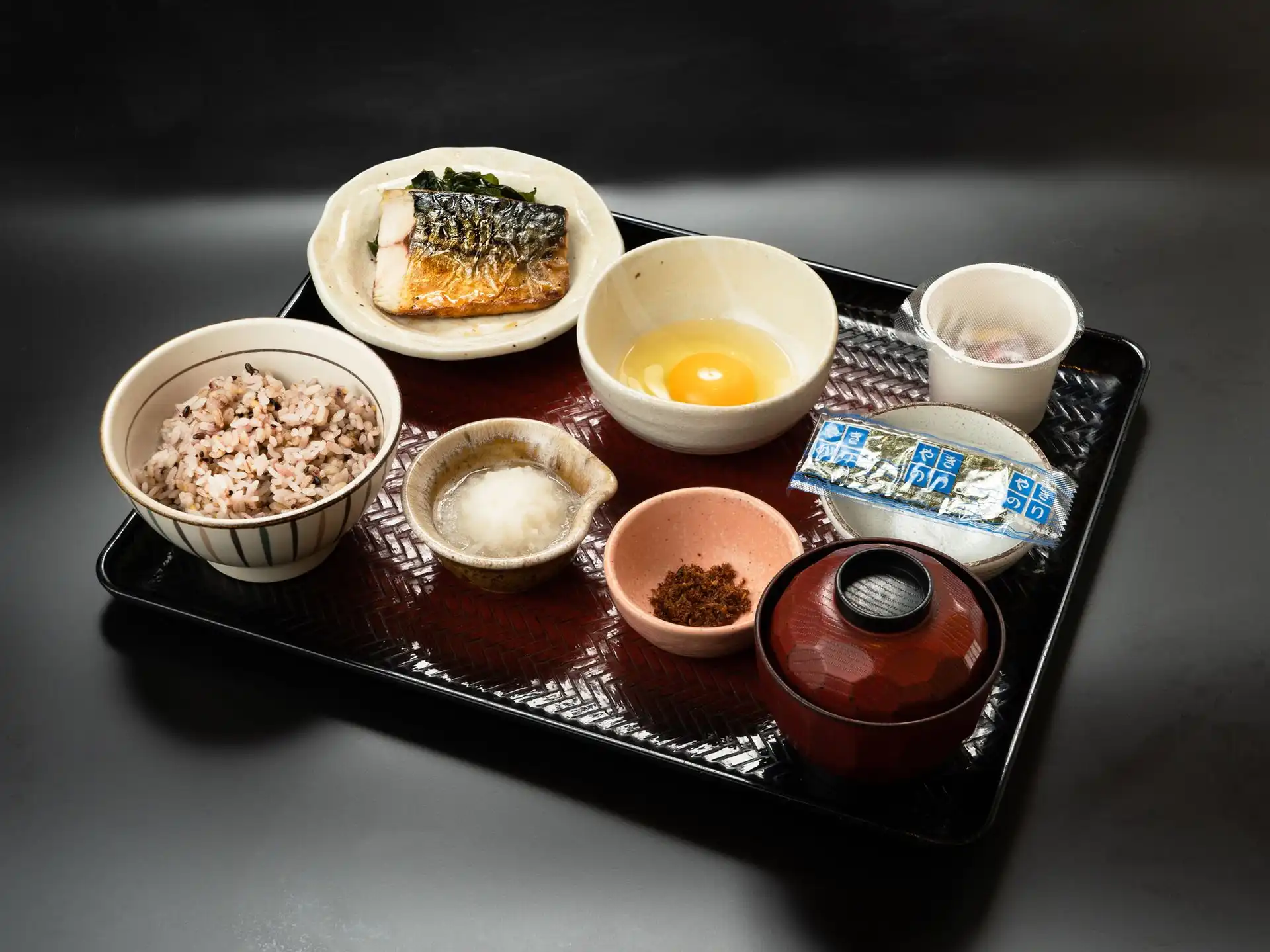 館内の「大戸屋」さんにて朝食をご用意しております。