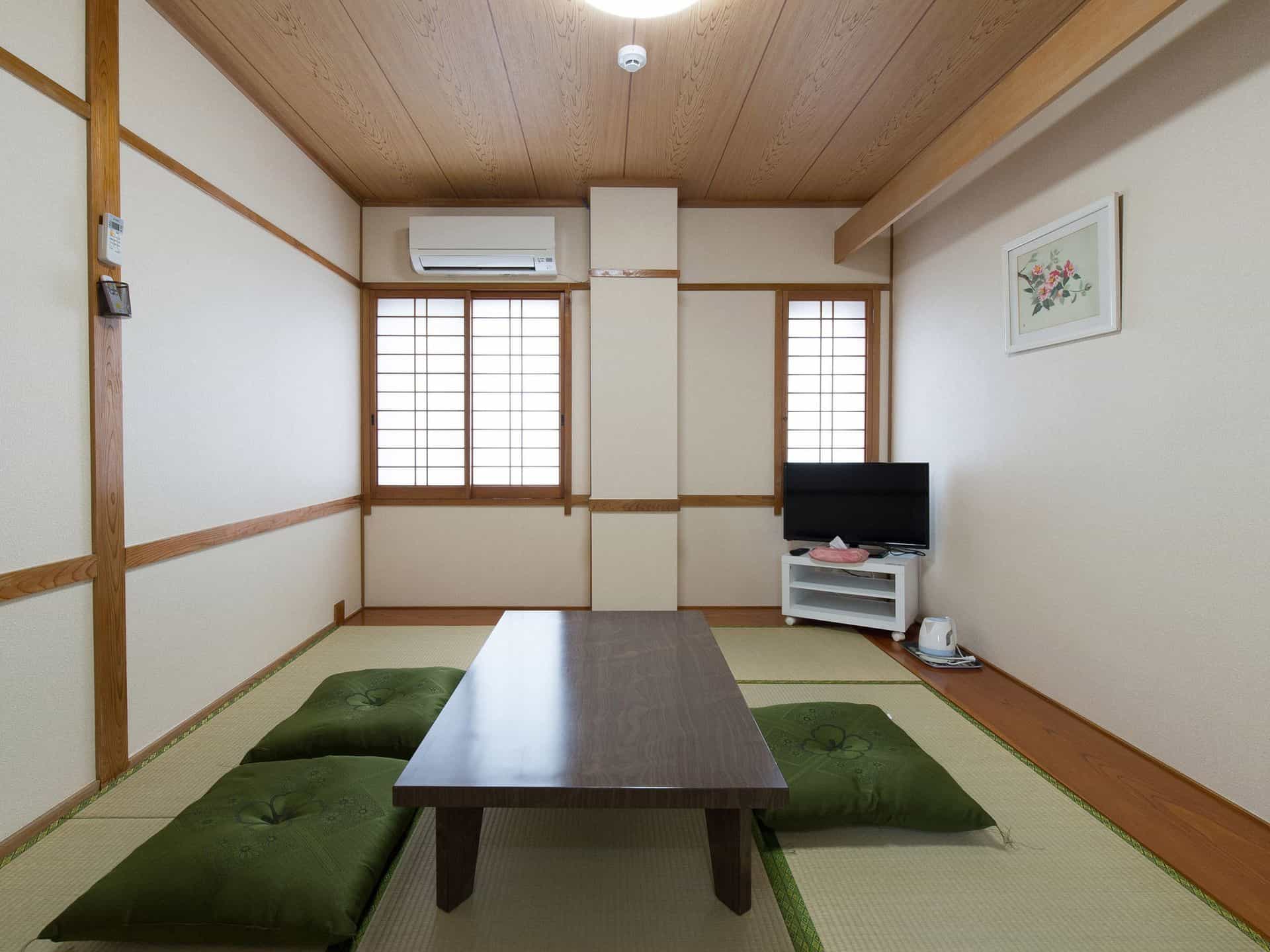 和室6畳1~3人部屋(共同シャワー・トイレ付)